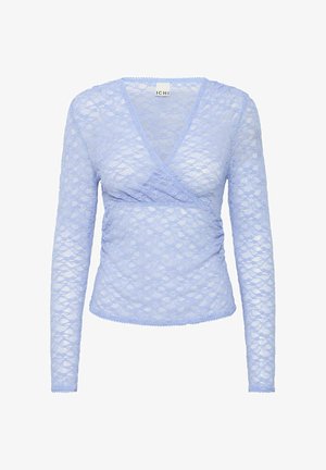 Šviesiai mėlynas ilgos rankovės nėriniuotas viršus su apvyniojimo dizainu, dekoruotas tekstūruotomis gėlių raštais ir banguotais kraštais prie iškirptės ir rankovių.