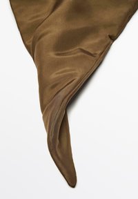 Sciarpa in satin marrone con una texture liscia e una punta a forma di freccia, caratterizzata da una leggera lucentezza e una qualità di drappeggio.