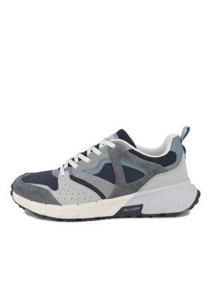 Chaussure de sport basse avec semelle blanche, panneaux en suède gris et bleu marine, lacets blancs et une languette à l'arrière.