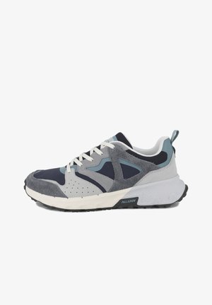 Chaussure de sport basse avec semelle blanche, panneaux en suède gris et bleu marine, lacets blancs et une languette à l'arrière.