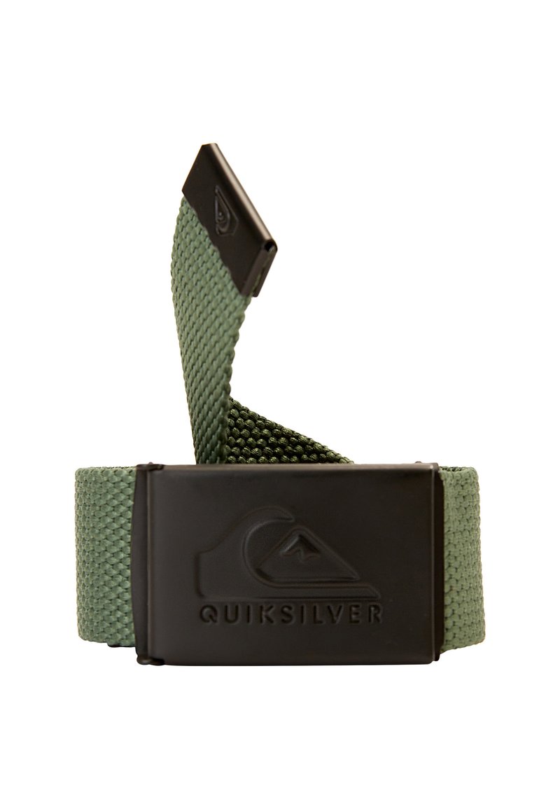 Cinturón tejido verde con una hebilla rectangular de plástico negro que presenta el logotipo de Quiksilver. La correa tiene un acabado texturizado y duradero.