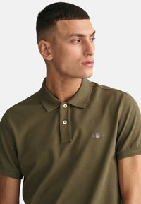 GANT SHIELD - Polo - juniper green