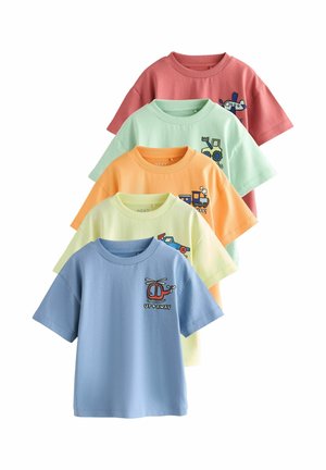 Fünf Baumwoll-T-Shirts in Pastellfarben: Pink, Grün, Orange, Gelb und Blau. Jedes ist vorne mit einer einzigartigen, fahrzeugbezogenen Stickerei versehen.