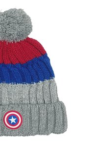 Czapka dzianinowa w czerwone, niebieskie i szare paski. Posiada szary pompon na czubku oraz okrągłe logo z czerwonymi i niebieskimi akcentami u podstawy.