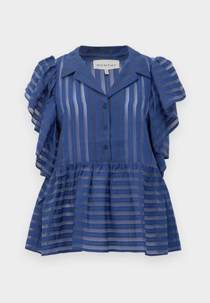 Blouse bleue à manches courtes avec des rayures verticales et horizontales, devant boutonné, manches volantées et ourlet peplum.