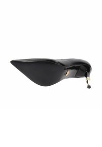Zapato de tacón alto negro con punta afilada y una hebilla decorativa dorada en el tacón delgado, mostrado desde la suela y en ángulo lateral.