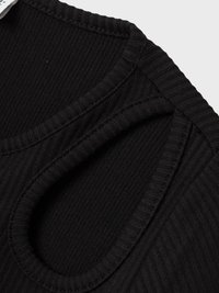 Μαύρος ριμπ ύφασμα με στρογγυλή λαιμόκοψη και χαρακτηριστική λεπτομέρεια με κοπή. Λείος υφή και ομοιόμορφο μοτίβο καθ' όλη τη διάρκεια.