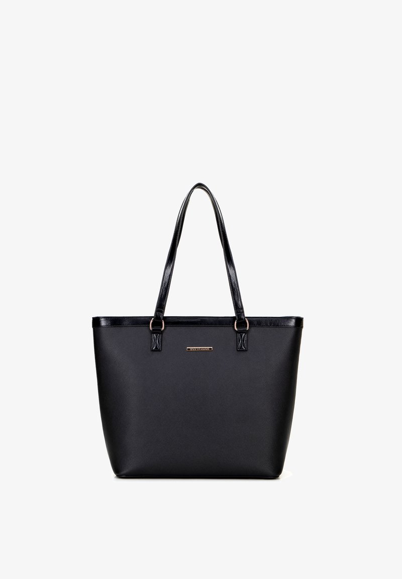 Bolsa de mano negra hecha de cuero sintético, con una textura suave, dos asas largas y un acento metálico del logo en la parte frontal.