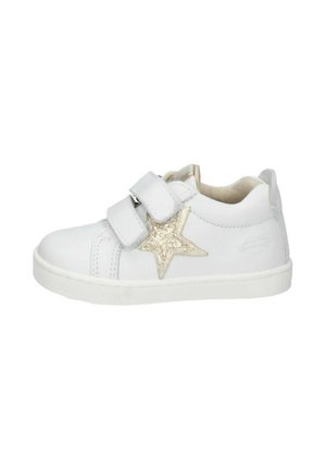 Scarpa da ginnastica bianca per bambini con due fasce in velcro e una stella dorata luccicante sul lato.