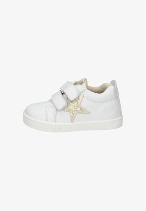 Scarpa da ginnastica bianca per bambini con due fasce in velcro e una stella dorata luccicante sul lato.