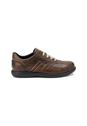 Baskets en cuir brun avec une finition lisse, des lacets beige clair contrastants, une semelle en caoutchouc noir et des accents texturés sur les côtés.