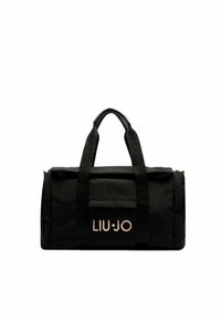 Borsa duffel nera in nylon con doppi manici, dotata di tasca frontale e logo in rosé. Texture liscia, forma rettangolare.