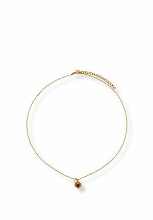 Zarte goldene Halskette mit kleinem roten herzförmigem Anhänger mit dekorativem Rand und verstellbarem Verschluss.