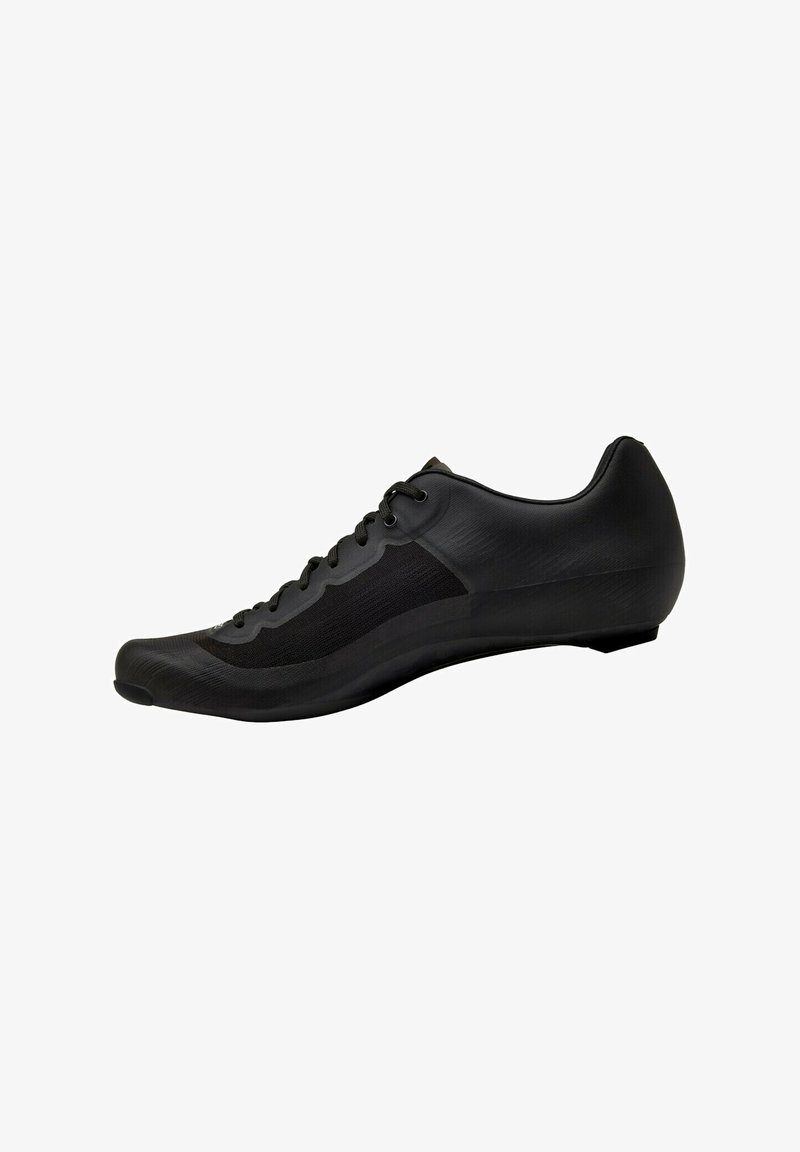 Chaussure de cyclisme noire aérodynamique avec laçage à l'avant et design lisse et profilé, vue de côté sur fond blanc.