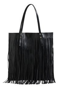Bolso tote de cuero negro con flecos largos, dos asas resistentes y tachuelas doradas que acentúan la parte superior. Textura suave con costuras mínimas.