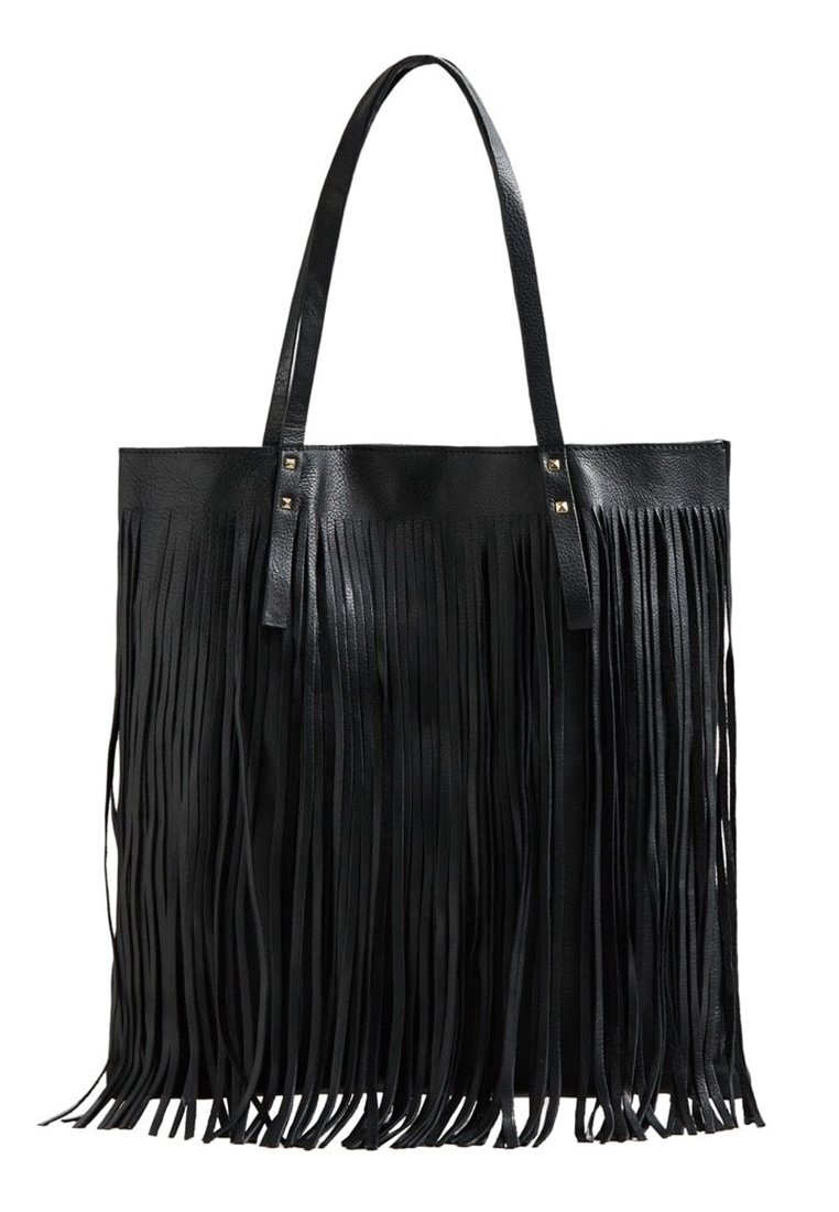 Bolso tote de cuero negro con flecos largos, dos asas resistentes y tachuelas doradas que acentúan la parte superior. Textura suave con costuras mínimas.