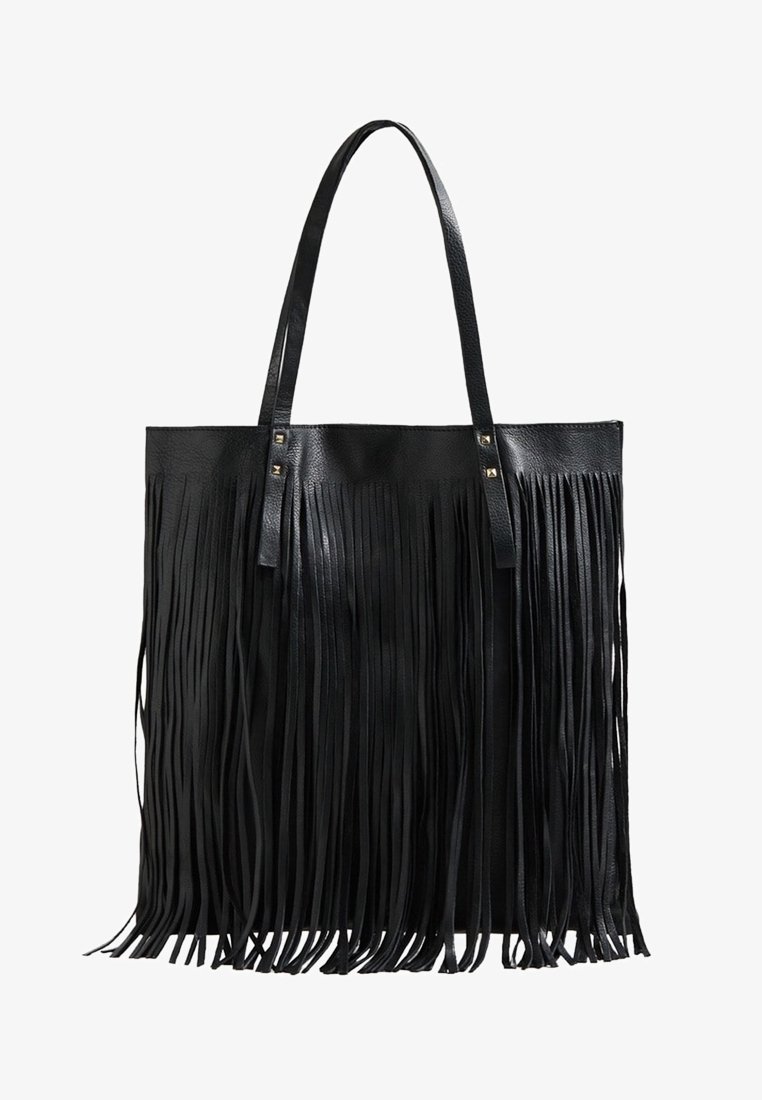 Bolso tote de cuero negro con flecos largos, dos asas resistentes y tachuelas doradas que acentúan la parte superior. Textura suave con costuras mínimas.