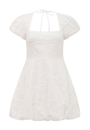 Abito bianco con maniche a palloncino, scollatura quadrata e un fiocco sul retro. Presenta una texture di ricamo floreale e una gonna svasata.