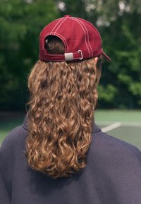 Self. Sapka - dark red