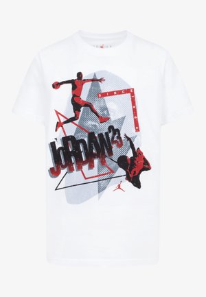 Biały T-shirt z czerwonymi i czarnymi sylwetkami koszykarza w powietrzu, napis „JORDAN 3” oraz „SINCE 1984” w czerwonych blokach.
