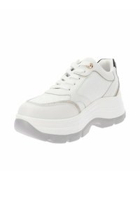Sneakers bianchi con tomaia sintetica testurizzata, collo imbottito e suola traslucida spessa. Presentano dettagli argentati e chiusura con lacci.
