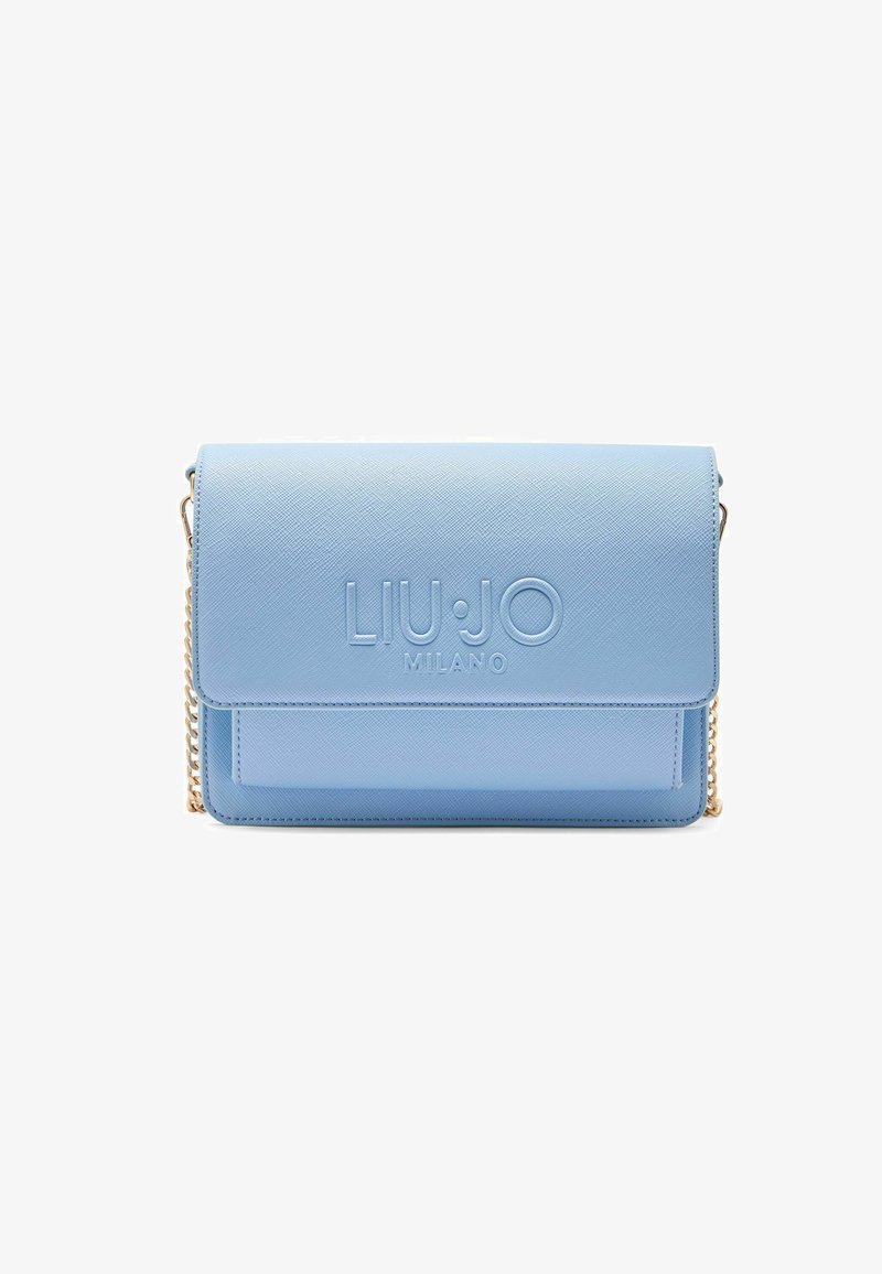 Borsa a tracolla in ecopelle blu con logo "LIU JO MILANO" in rilievo, tracolla in catena dorata, forma rettangolare e texture liscia.