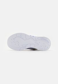 Semelle de chaussure avec un design en caoutchouc blanc texturé présentant un motif de licorne, des formes rondes et allongées, ainsi que des motifs de traction multidirectionnels.
