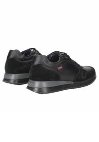Sneaker neri realizzati in una combinazione di pelle liscia e suede, con lacci, colletto imbottito e suola in gomma. Dettaglio del logo sottile.