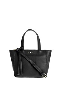 Sac fourre-tout en cuir noir avec poignées courtes, sangle ajustable et détail de frange. Comprend trois petits points dorés sur le devant.