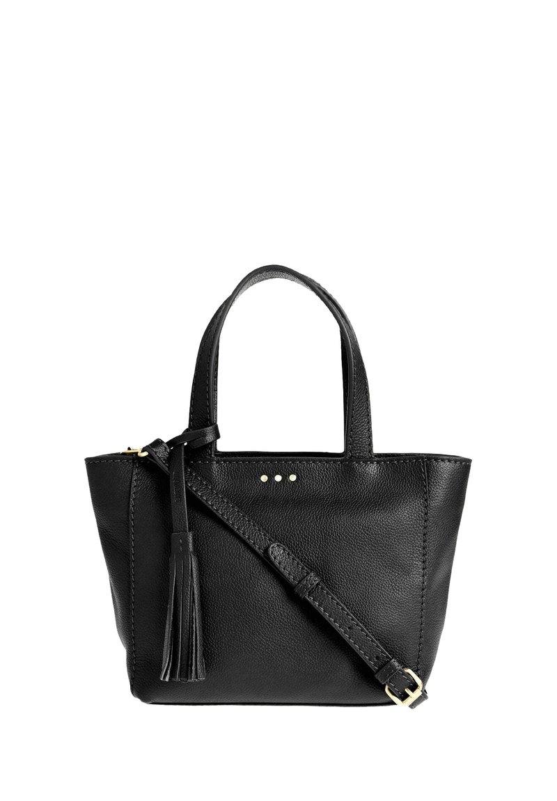 Sac fourre-tout en cuir noir avec poignées courtes, sangle ajustable et détail de frange. Comprend trois petits points dorés sur le devant.