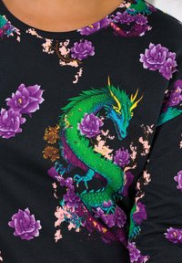 Maglietta a maniche lunghe con sfondo nero, design di drago verde vivace con motivi floreali viola e rosa, e scollo rotondo.