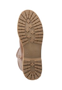 Bodem van een laars met diepe loopprofielen, maat 39 gemarkeerd, en het logo "Travelin' Where we walk" gegraveerd op de lichtbruine rubberen zool.