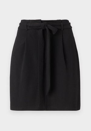 Črna krilo z detajlom vezanja v pasu, ki ima krojen silhuet in nabore. Narejeno je iz gladkega blaga s čisto robno obdelavo.