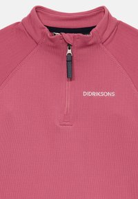 Pull-over rose à zip quart avec col montant, tirette de zip navy, et logo blanc Didriksons sur la poitrine.