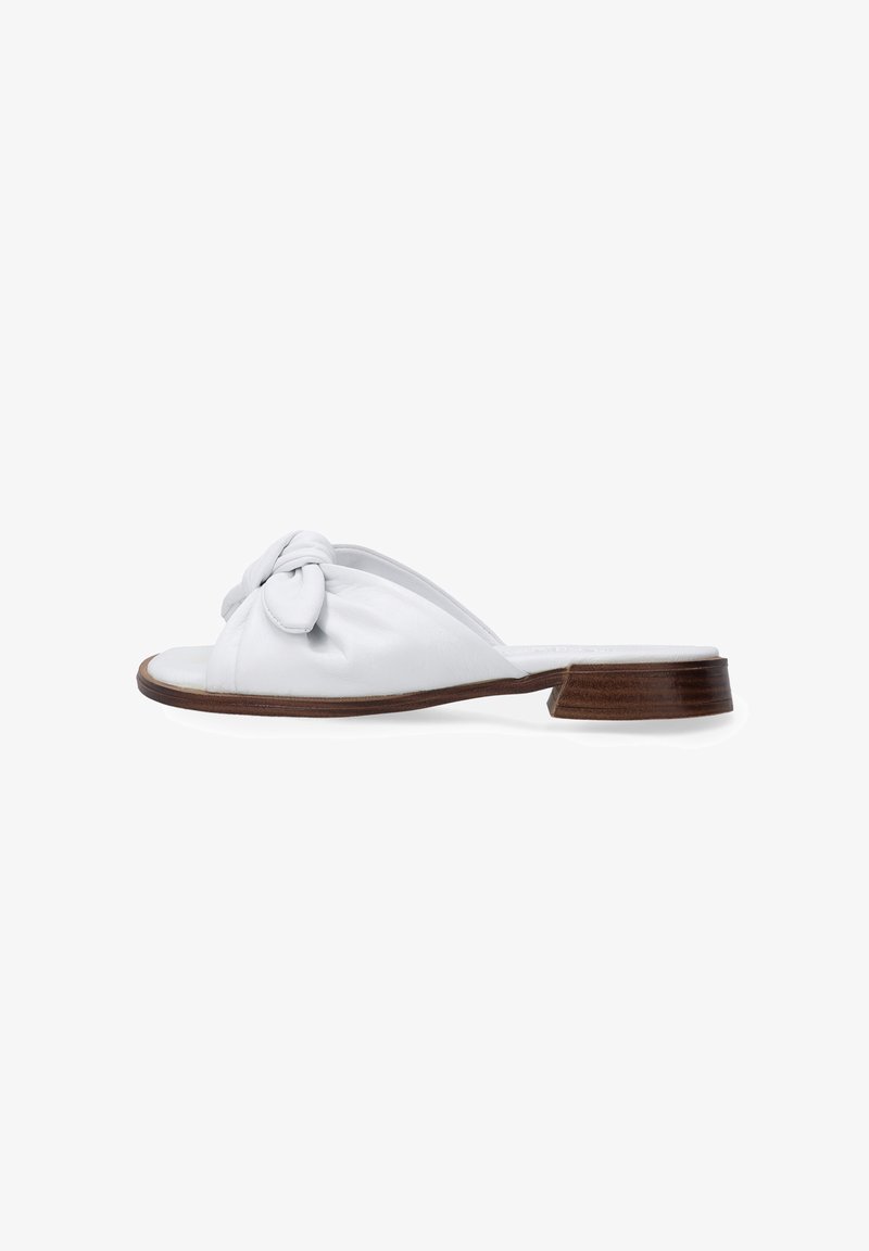 Weiße Leder-Slidesandale mit einem geknoteten Riemendesign, offener Zehenpartie und niedrigem Holzabsatz. Glatte Textur mit minimalistischen Stil.