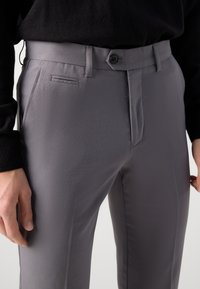 Gray trousers made of smooth fabric, featuring a single button closure, flat front, and side pockets. Tailored fit without visible patterns.