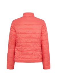 Korallīgi rozā pūka jaka ar pieguļošu siluetu, horizontālām šuvēm, mīkstu tekstūru un augstu apkakli. Gluds, viegls audums.