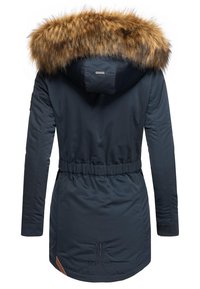 Mornarsko modra parka s umetnim krznom na kapuci, elastičnim pasom in vezenim logotipom. Gladka tekstura s kontrastnimi rjavimi poudarki na robu.