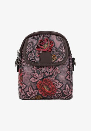 Torebka na ramię z motywem kwiatowym, zamykana na zamek błyskawiczny, wykonana z ciemnego, teksturowanego materiału z czerwonymi i różowymi różami oraz brązowymi akcentami.