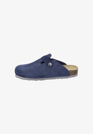 Marineblaue Clogs mit gerippter Textur, verstellbarem Riemen und einem Korkfußbett. Sie verfügen über eine graue Gummisohle und seitliche Aussparungen für Atmungsaktivität.
