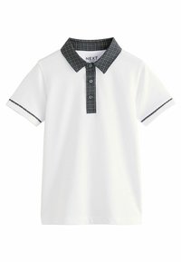 Vit kortärmad polo med en mörk rutmönstrad krage, treknappsknäppning och kontrasterande kant vid ärmarna. Slät tygtextur.