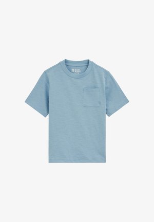 Lyseblå t-shirt med korte ærmer og rund hals, med en lille brystlomme på venstre side, mærket Blue Ridge, størrelse 122/128.