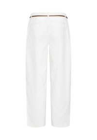 Bele bele hlače z naravnost krojenimi spodnjimi deli in rjavim pasom, z zadnjimi žepi z odprtino in zankami za pas, prikazane na enobarvnem ozadju.