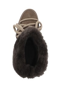 Botín de ante marrón con un grueso forro de piel de oveja gris y cordones texturizados en beige. Punta redondeada y suave interior para mayor comodidad.