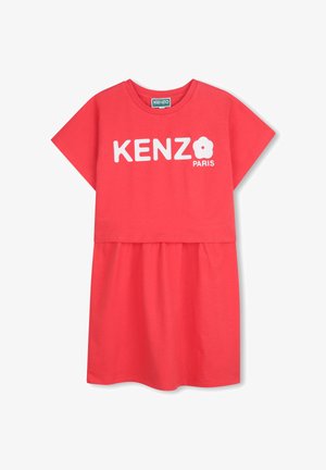 Robe t-shirt en coton rouge à manches courtes, taille élastique, avec le logo blanc "KENZO PARIS" imprimé sur la partie supérieure. Texture lisse.