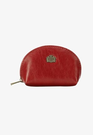 Rote Leder-Münztasche in einer abgerundeten Halbmondform, mit einem Metalllogo-Akzent auf der Vorderseite und einem Reißverschlussverschluss an der Seite.