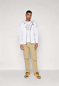 The North Face MOUNTAIN ATHLETICS HOODED WIND JACKET - Vindjacka - white