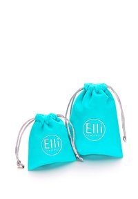 Due sacchetti per gioielli in tessuto turchese con cordini argentati. Ognuno presenta un logo circolare con la scritta "Elli WE ♥ JEWELS". Uno è più grande dell'altro.