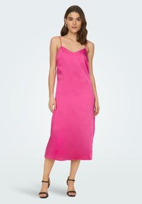 Abito midi in satin rosa con vestibilità slim, scollatura a V e spalline sottili. Presenta una texture liscia e uno spacco laterale alto fino al ginocchio.