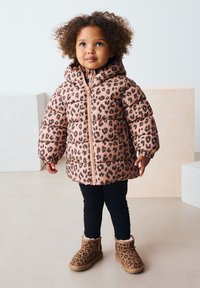 Polstret pink leopardprintjakke med hætte og lynlås, kombineret med sorte leggings og brune leopardprintstøvler.
